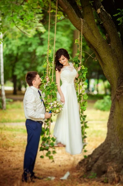 Bruid en bruidegom op hun trouwdag — Stockfoto