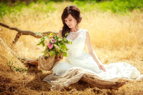 Belle mariée posant en plein air — Photo