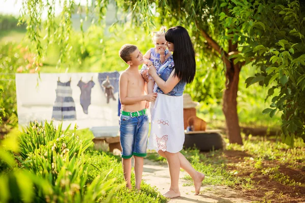 Madre con bambini piccoli — Foto Stock