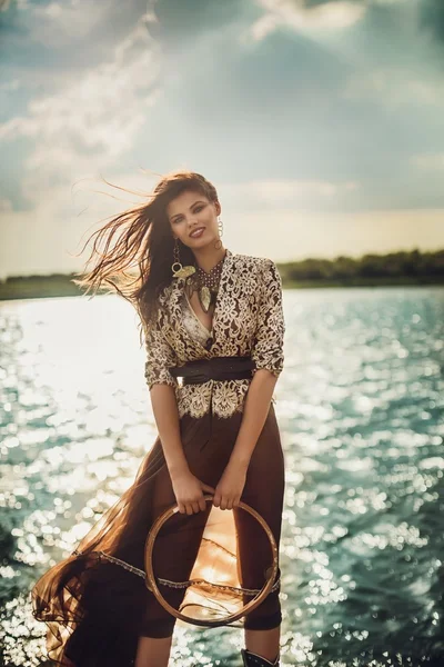 Snygg kvinna poserar nära floden — Stockfoto