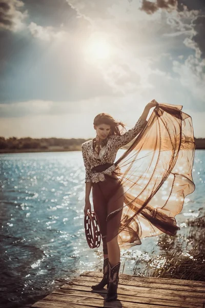 Şık kadın Nehri yakınında poz — Stok fotoğraf