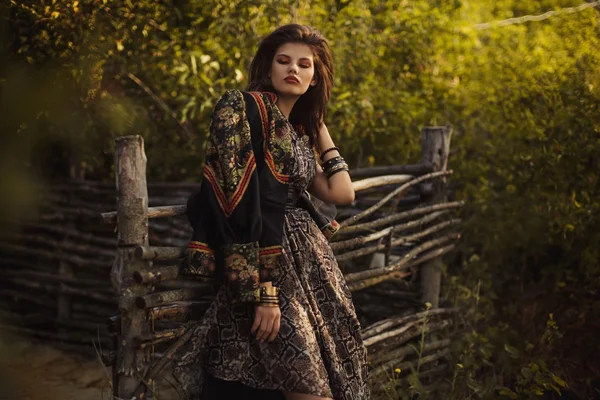 Vrouw in mode kleren buitenshuis — Stockfoto