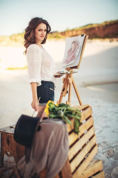 女性アーティスト塗料屋外 — ストック写真