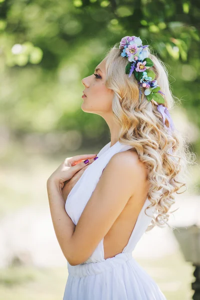 Jonge vrouw met bloem krans — Stockfoto