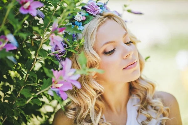 Jeune femme avec couronne de fleurs — Photo