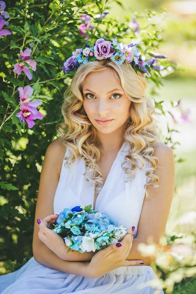 Jonge vrouw met bloem krans — Stockfoto