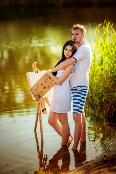 Jovem casal apaixonado — Fotografia de Stock