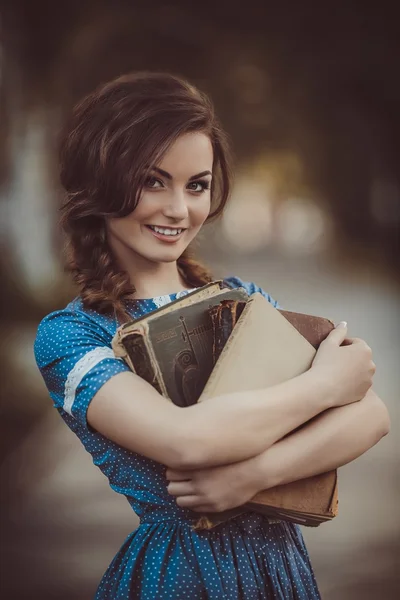 Mulher com livros no jardim da primavera — Fotografia de Stock
