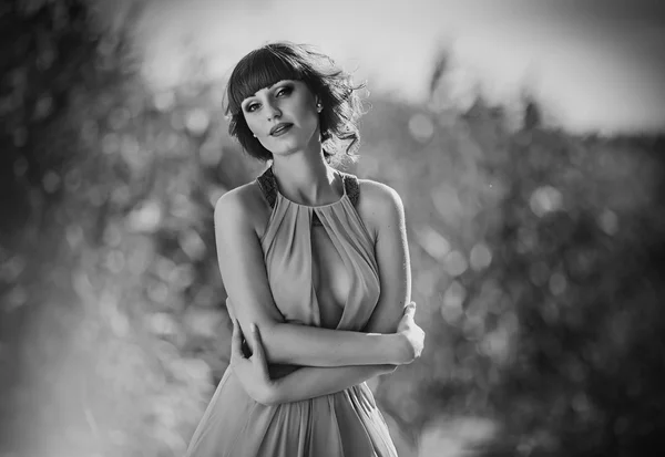 Mujer en vestido de menta posando al aire libre —  Fotos de Stock