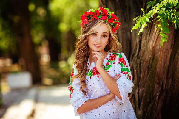 Ukrainienne fille dans national vêtements — Photo