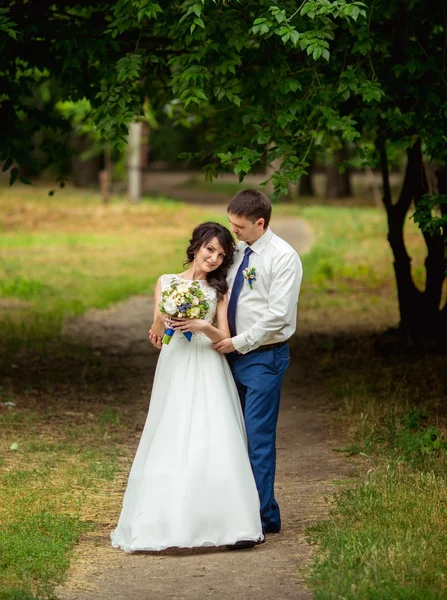 Brud och brudgum på deras bröllopsdag — Stockfoto