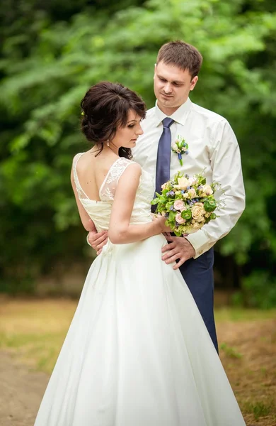 Sposa e sposo il giorno del loro matrimonio — Foto Stock