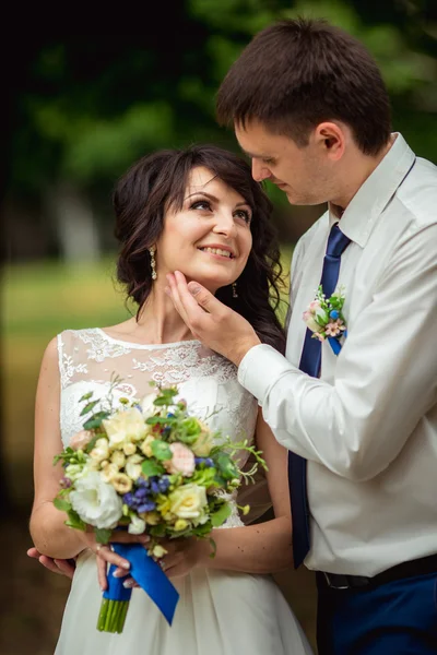 Bride and groom on their wedding day — Stock Photo, Image