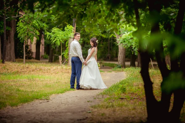 Novia y novio en el día de su boda —  Fotos de Stock