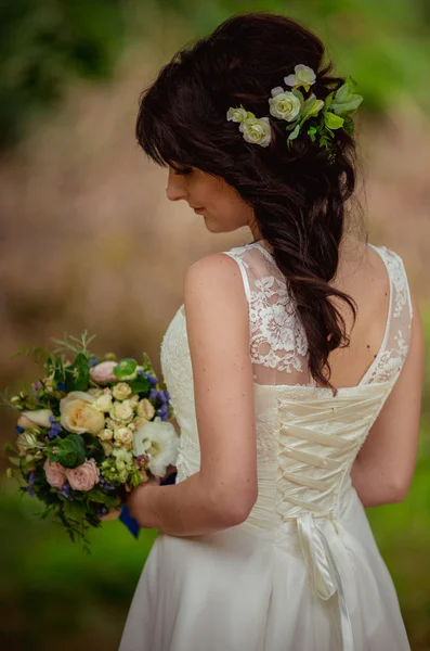 Belle mariée posant en plein air — Photo