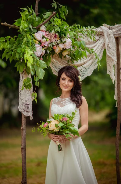 Belle mariée posant en plein air — Photo