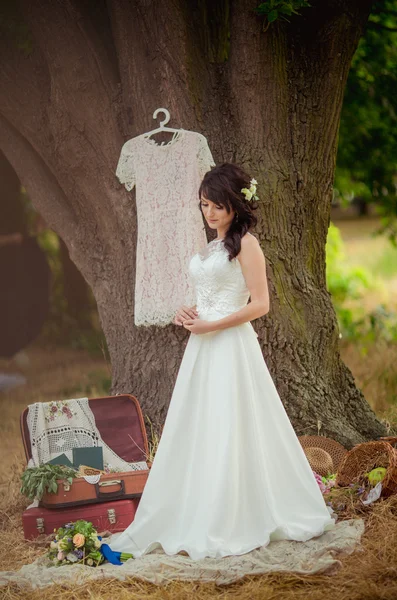 야외 포즈 아름 다운 신부 — 스톡 사진