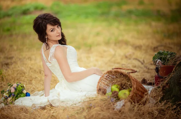 Belle mariée posant en plein air — Photo