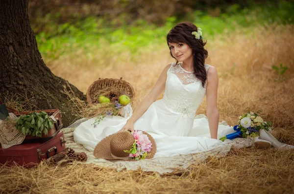 Beautiful bride posing outdoor — Stock Photo, Image