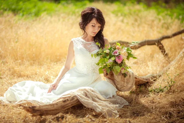 Belle mariée posant en plein air — Photo