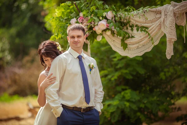 Sposa e sposo il giorno del loro matrimonio — Foto Stock