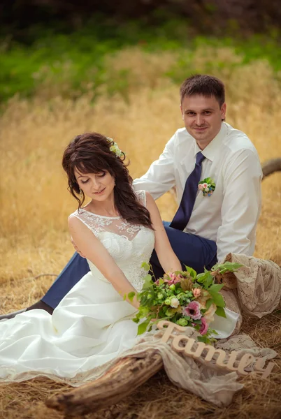 Sposa e sposo il giorno del loro matrimonio — Foto Stock