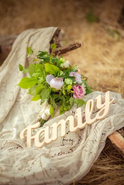 Señal FAMILIA con flores — Foto de Stock