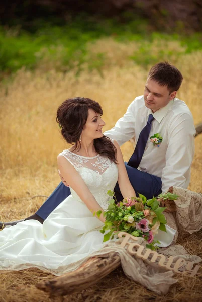 Bride and groom on their wedding day — Stock Photo, Image