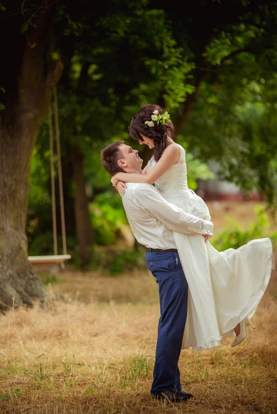 Braut und Bräutigam am Hochzeitstag — Stockfoto