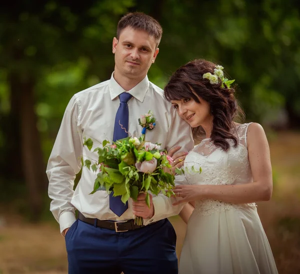 Sposa e sposo il giorno del loro matrimonio — Foto Stock