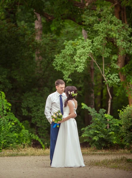 Novia y novio en el día de su boda — Foto de Stock