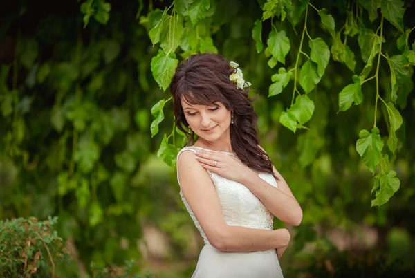 Bela noiva posando ao ar livre — Fotografia de Stock