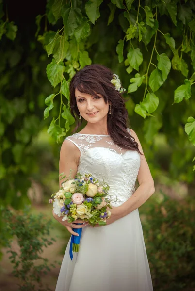 Belle mariée posant en plein air — Photo