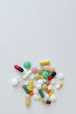 Alternatif ilaç bitkisel organik kapsül E omega 3 vitamini balık yağı, mineral, bitkisel ve meyveli ilaç sağlıklı yaşam için doğal destek.