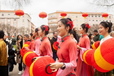 Lizbon, Portekiz, 2025. Ay Yeni Yıl Geçidi, Portekiz 'deki Asya topluluğunu kutluyoruz. Şenlikli atmosfer, kültürel çeşitlilik. Seyahat, kültür, festival promosyonu ve editoryal tasarım için ideal.