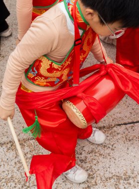Lizbon, Portekiz, 2025. Ay Yeni Yıl Geçidi, Portekiz 'deki Asya topluluğunu kutluyoruz. Şenlikli atmosfer, kültürel çeşitlilik. Seyahat, kültür, festival promosyonu ve editoryal tasarım için ideal.