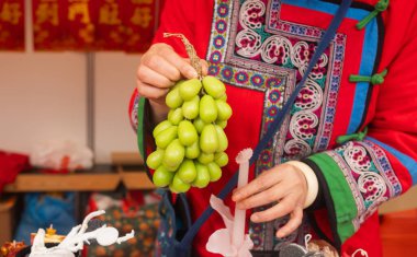 Çin Yeni Yıl mum atölyesi - geleneksel bayram sembolleri ve kırmızı kağıttan Çince karakterler yaratmak. Kültürel sanatlar etkinliği Ay Yeni Yıl Geleneklerini kutluyor