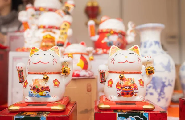 Çin Yeni Yıl Pazarı 'nda feng shui ürünleri, mumlar, ejderhalar, şanslı kediler, yeşim taşları, sikkeler, zenginliği ve iyi talihi kutlayan hediyelikler de dahil olmak üzere geleneksel Asya tılsımları yer alıyor..