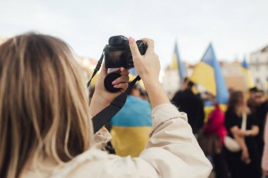 Portekiz, Lizbon - Yurtsever blog yazarı Ukrayna 'ya destek için kameradan sokak protestosu yayınladı.
