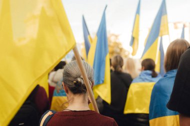 Protestocular Ukrayna bayrağını Rusya ile Ukrayna arasındaki savaşa karşı bir yürüyüşte taşıyorlar. 24 Şubat 2025 Lizbon, Portekiz.