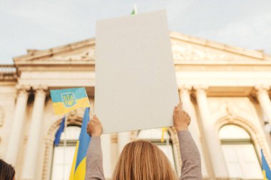 Protestocular Ukrayna bayrağını Rusya ile Ukrayna arasındaki savaşa karşı bir yürüyüşte taşıyorlar. 24 Şubat 2025 Lizbon Belediyesi, Portekiz.