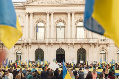 Protestocular Ukrayna bayrağını Rusya ile Ukrayna arasındaki savaşa karşı bir yürüyüşte taşıyorlar. 24 Şubat 2025 Lizbon Belediyesi, Portekiz.