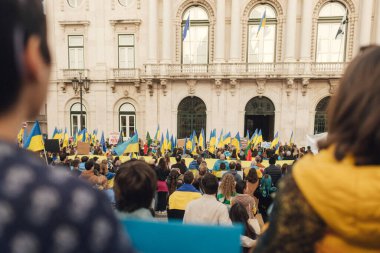 Protestocular Ukrayna bayrağını Rusya ile Ukrayna arasındaki savaşa karşı bir yürüyüşte taşıyorlar. 24 Şubat 2025 Lizbon Belediyesi, Portekiz.