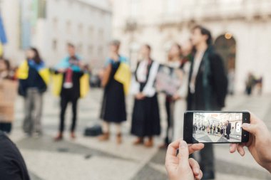 Portekiz, Lizbon - Yurtsever blog yazarı Ukrayna 'ya destek için akıllı telefondan sokak protestosu yayınladı.
