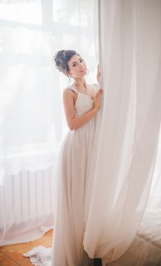 Gelin ona düğün gününde beyaz elbiseli