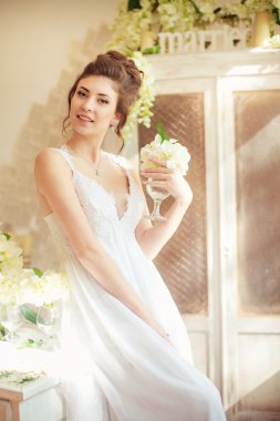 Gelin ona düğün gününde beyaz elbiseli