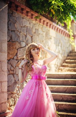 Bahar bahçesinde genç bir kadın