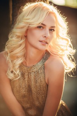 Bahar bahçesinde genç bir kadın