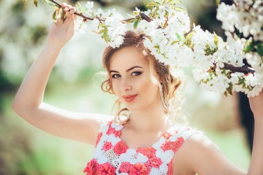 bahar bahçe içinde poz kadın