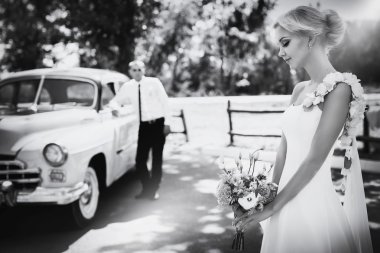 damat gelini car yakınındaki bekliyor